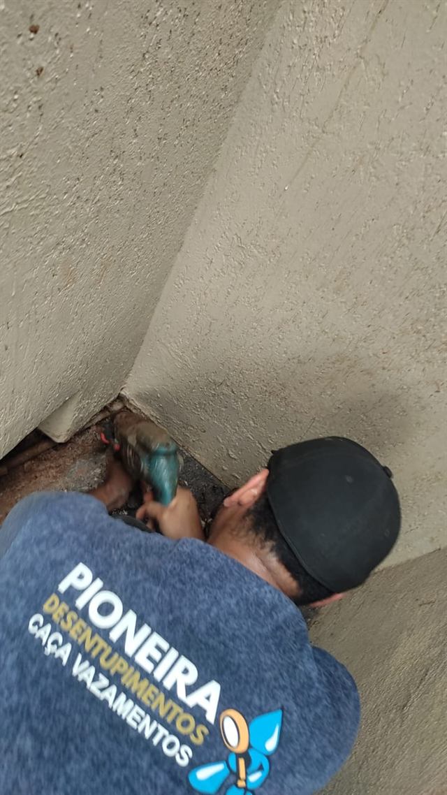 Técnico trabalhando em tubulação na área externa